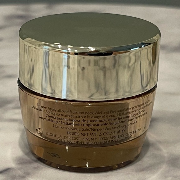 Estée Lauder
Revitalizing Supreme+ Moisturizer
Youth Power Creme .5oz NWT - Picture 2 of 2